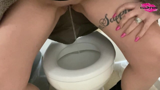 Wet pussy pissing