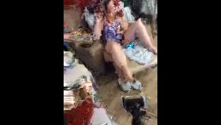 抓到室友拍了我的迷你裙，然后要求提供视频（笑）