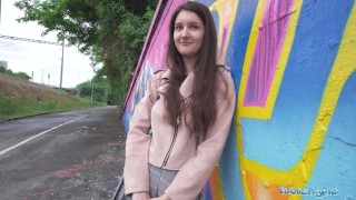 Public Agent - erg schattige college tiener kunststudent met natuurlijke tieten studeert een grote lul buiten