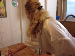 Застряла под столом, и меня трахнул в попку брат мужа, и накончал спермы в киску - Screenshot 2 of 16 - Russian