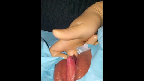 FTM krijgt clit handjob terwijl ze wordt gevingerd met chirurgische handschoenen