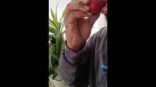 Mangiare frutta come figa! L'esperto di sesso orale ha quella figa che perde