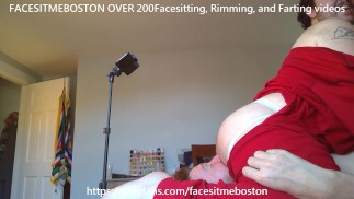 Медведь открывает люк в нижнем белье и пукает мне на лицо!