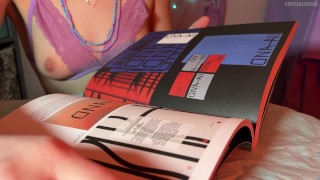 ASMR em topless | Olhando para uma graphic design book