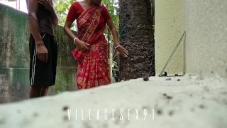 Village Living Eenzame bhabi seks in de buitenlucht (officiële video door villagesex91)