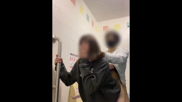 【個人撮影】素人セフレを多目的トイレで激ハメ！立ちバックで突きまくった一部始終がこちら - 無料盗撮動画 こっそりもっこり
