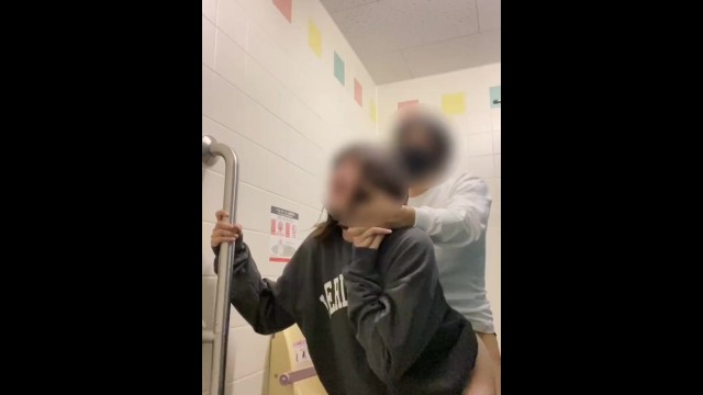 【個人撮影】素人セフレを多目的トイレで激ハメ！立ちバックで突きまくった一部始終がこちら - 無料盗撮動画 こっそりもっこり