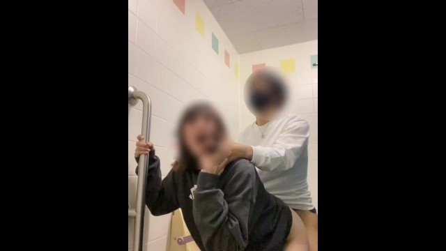 【個人撮影】素人セフレを多目的トイレで激ハメ！立ちバックで突きまくった一部始終がこちら - 無料盗撮動画 こっそりもっこり