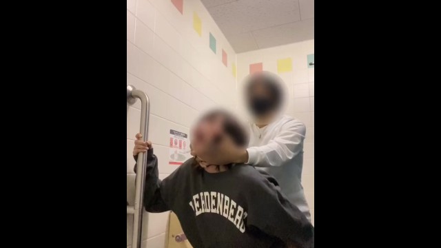 【個人撮影】素人セフレを多目的トイレで激ハメ！立ちバックで突きまくった一部始終がこちら - 無料盗撮動画 こっそりもっこり