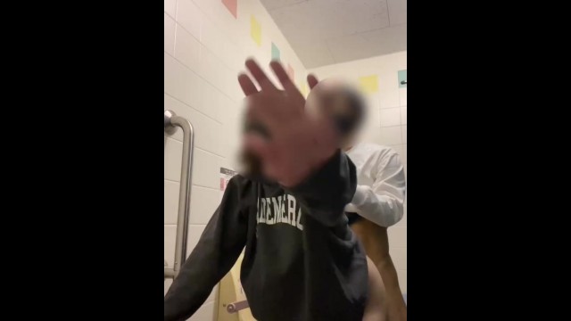【個人撮影】素人セフレを多目的トイレで激ハメ！立ちバックで突きまくった一部始終がこちら - 無料盗撮動画 こっそりもっこり
