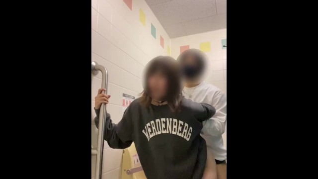【個人撮影】素人セフレを多目的トイレで激ハメ！立ちバックで突きまくった一部始終がこちら - 無料盗撮動画 こっそりもっこり