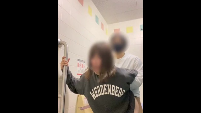【個人撮影】素人セフレを多目的トイレで激ハメ！立ちバックで突きまくった一部始終がこちら - 無料盗撮動画 こっそりもっこり