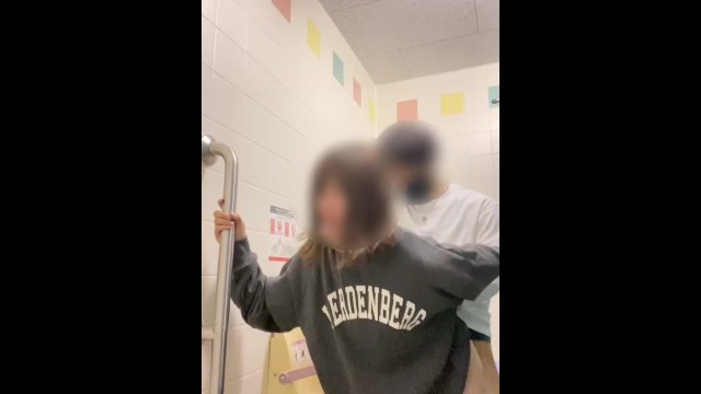 【個人撮影】素人セフレを多目的トイレで激ハメ！立ちバックで突きまくった一部始終がこちら - 無料盗撮動画 こっそりもっこり