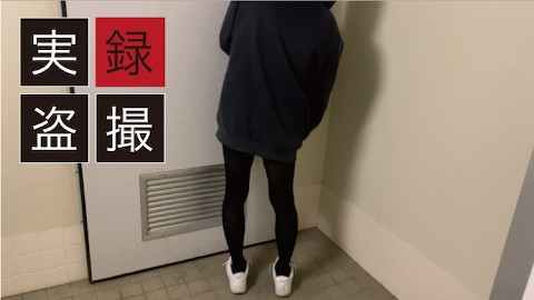 公衆トイレ♡の盗撮動画 かわいい女の子のおもらし |日本語