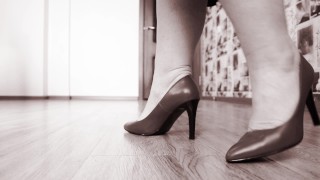 ASMR. La corrida de tacones en el suelo de parquet. Madura BBW MILF en tacones.