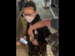 香港年輕夫婦自拍街外露出影片 - Screenshot 10 of 16 - Real Public Sex