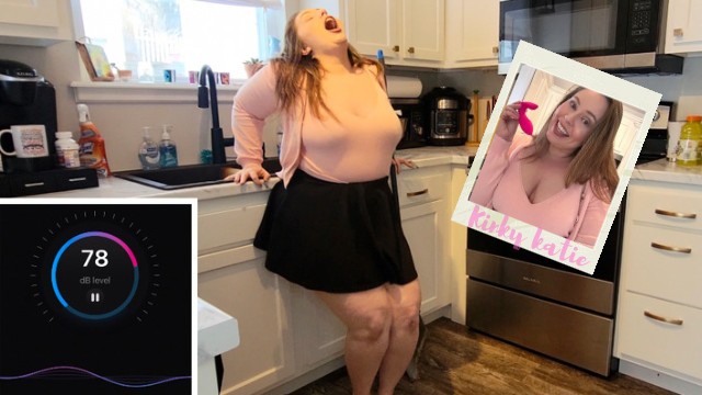 НАСТОЯЩАЯ МИЛФА-ТОЛСТУШКА убирает кухню с помощью вибратора Lovense Flexer - Kinky Katie