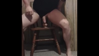 Фембой скачет на большом фаллоимитаторе