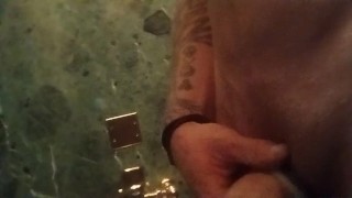 Masturbando meu yerkin na cabine do banheiro do hotel