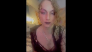 Сексуальная блондинка Сисси вставляет фаллоимитатор в киску