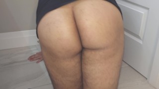 Garoto gordinho gordo tirando a roupa e sacudindo a bunda