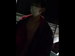 全裸コートで散歩　車も走ってる道路の近くでたまに裸を晒しながら歩いてみた - Screenshot 4 of 16 - Japanese Uncensored