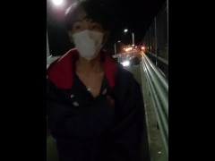 全裸コートで散歩　車も走ってる道路の近くでたまに裸を晒しながら歩いてみた - Screenshot 5 of 16 - Exhibitionist