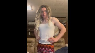 Сисси кроссдрессер в мини-юбке