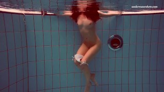 Regardez Alla nager nue dans la piscine chaude