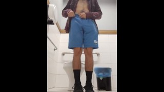 Ragazzo con camicia rossa che cammina nudo sul bagno del mercato