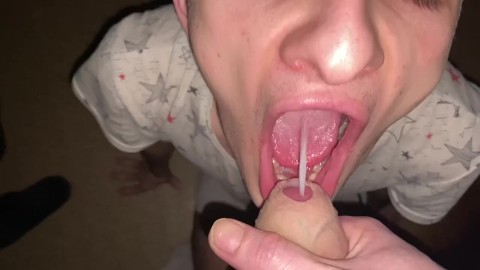 Una joven pasiva chupa una polla y recibe esperma en su boca