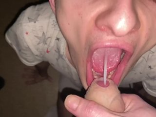Молодой пассив отсасывает член и получает сперму в рот