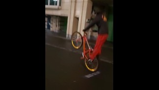 Des position encore jamais vue en plain centre de Bruxelles, le cameraman sous le choc