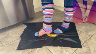 Banana "aplastando" en calcetines, calcetines de nylon y descalzo (aplastamiento por primera vez)