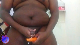 Черная толстая неженка засунула ему в морковку