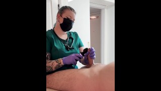 ナースは、オーガズムにつながる患者の陰茎検査を行います