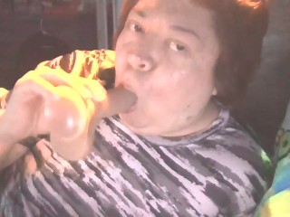 Сосу игрушку