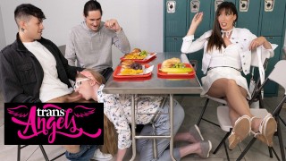 Trans Angels - Janelle Fennec debaixo da mesa e chupa o pau da amiga depois de almoçar