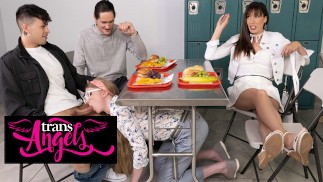 Trans Angels - Janelle Fennec wchodzi pod stół i ssie kutasa swojej przyjaciółki po zjedzeniu lunchu