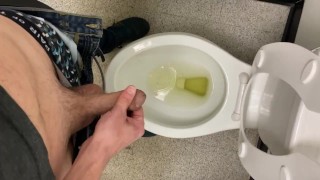 Het nemen van een mooie pis in openbaar toilet op het werk voelde zo verdomd goed kreunende verlichting lege blaas