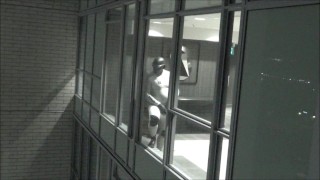 chico con baño húmedo casi atrapado en la ventana del hotel