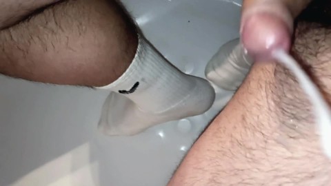 3rd cshot in a row, smelly socks keeping me horny so had to take a bath....