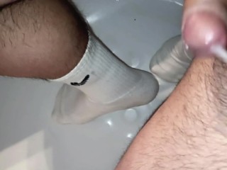 3ème éjaculation D’affilée, Chaussettes Malodorantes me Gardant Excitée Alors Avait à Prendre un Bain....