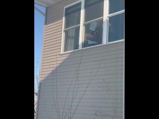 公共オナニー:セクシーな角質MILFは大きなディルドで窓で自慰行為をしている隣人に捕まる。