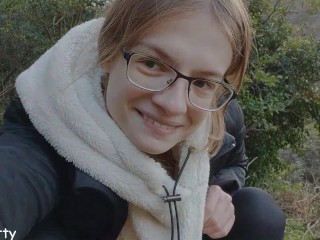 书呆子女孩在户外撒尿