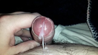 Gay Chub branle petite bite non coupée, beaucoup de sperme