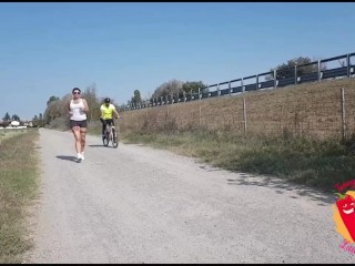 Cyclist Fucks Running Girl (AMATEUR SEX IN PUBLIC)