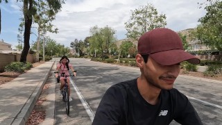 Pareja va en bicicleta en setas por primera vez .. sexo vlog