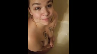 Doccia dorata nella doccia