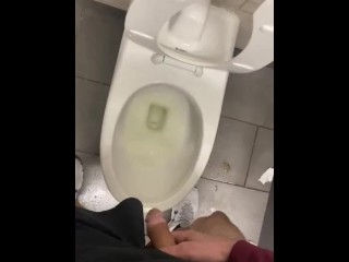 Vessie Timide Sur Le Point De éclater Dans Des Toilettes Publiques Bondées, Baise Désespérée